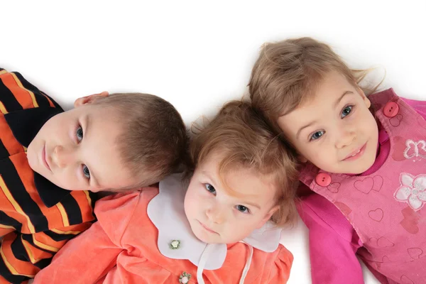 Três crianças deitadas vista superior close-up 2 — Fotografia de Stock