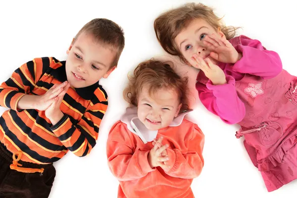 Τρία παιδιά που βρίσκεται κορυφή δείτε close-up — Φωτογραφία Αρχείου