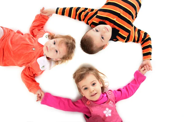 Drie kinderen liegen — Stockfoto