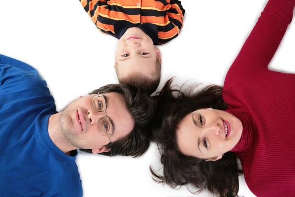Genitori con figlio sdraiato vista dall'alto — Foto Stock
