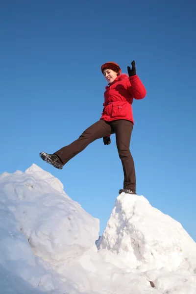 Woman steps from one snowy chunk to another — Stock Photo, Image