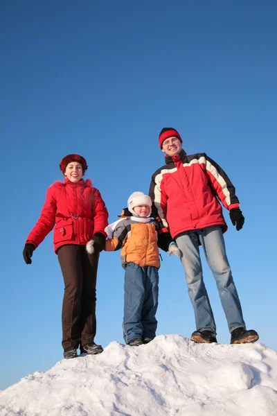 Föräldrar med son på toppen snöiga backen — Stockfoto