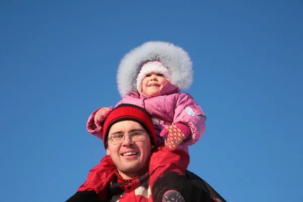 Otec s dítětem na zádech v zimě — Stock fotografie