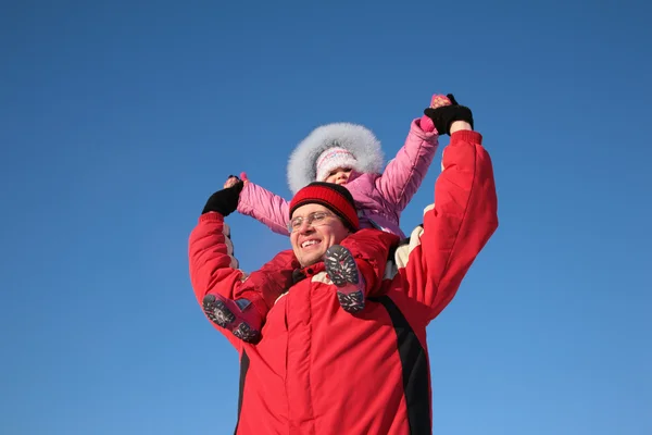 Padre con el niño en los hombros en invierno 2 — Foto de Stock