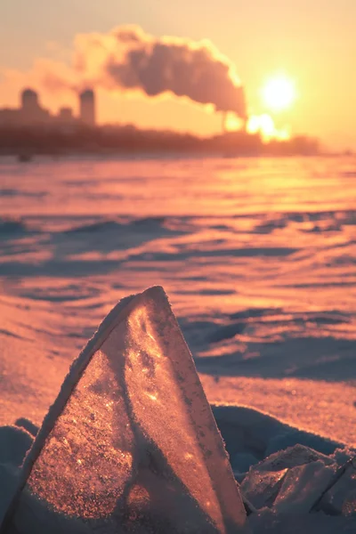 Rook uit de leidingen boven de bevroren rivier — Stockfoto