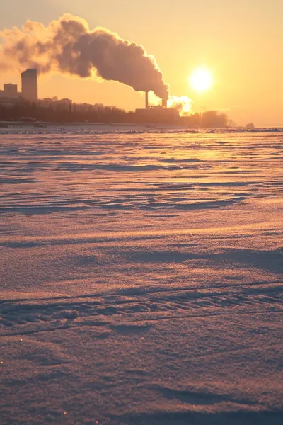 Smoke from the pipes above the frozen river 2 — Stock Photo, Image