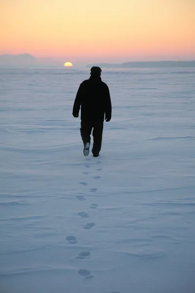 Człowiek idzie przez snowy pole 2 — Zdjęcie stockowe