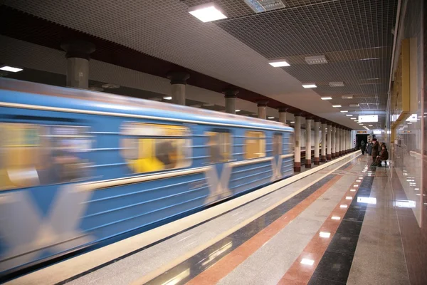 Прибытие поезда метро — стоковое фото