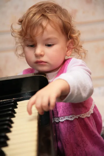 小女孩和钢琴 — 图库照片