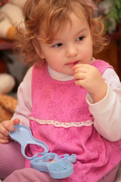 Μικρό κορίτσι με μακιγιάζ παιχνίδι — Φωτογραφία Αρχείου