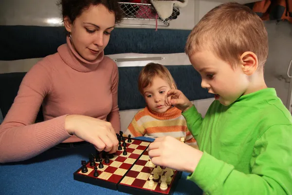 Мать и сын играют в шахматы — стоковое фото