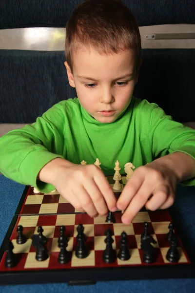 Мальчик и шахматы — стоковое фото