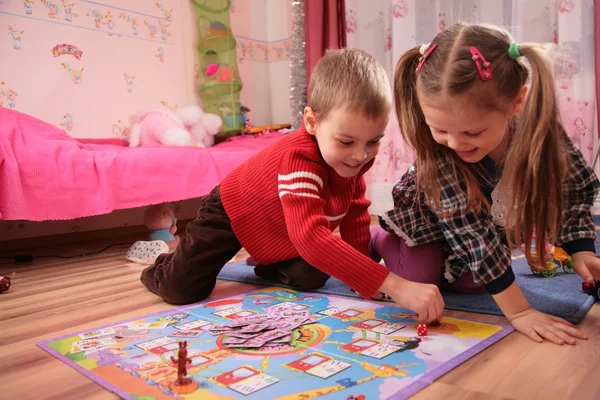 Двое детей играют в игровой комнате — стоковое фото