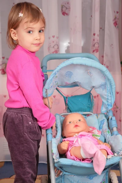 Menina pequena com a boneca na carruagem 2 — Fotografia de Stock