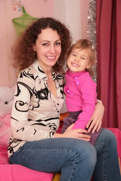 Mutter mit Kind auf dem Schoß im Zimmer — Stockfoto