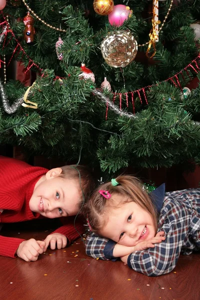 Δύο παιδιά κάτω από το χριστουγεννιάτικο δέντρο — Φωτογραφία Αρχείου