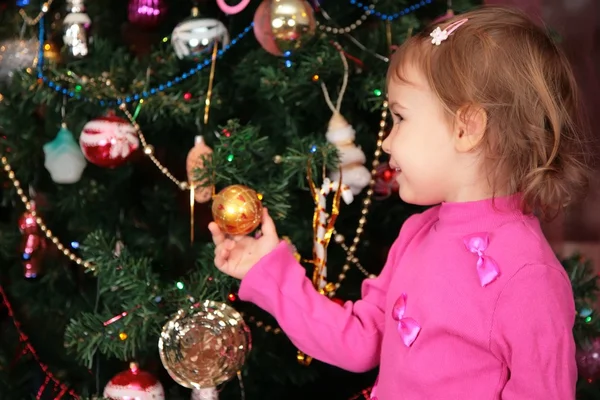 Маленька дівчинка і різдвяна ялинка — стокове фото