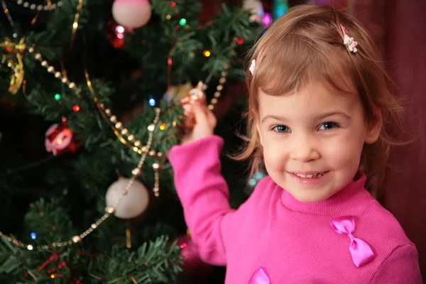 Маленька дівчинка і різдвяна ялинка 2 — стокове фото