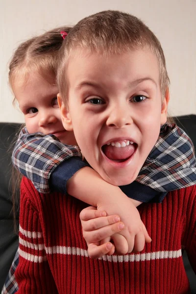 Menina abraça menino para o pescoço, agressivo menino de defesa — Fotografia de Stock