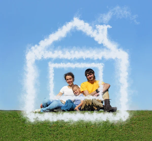 Famiglia con figlio seduta casa nuvola sul collage prato Fotografia Stock