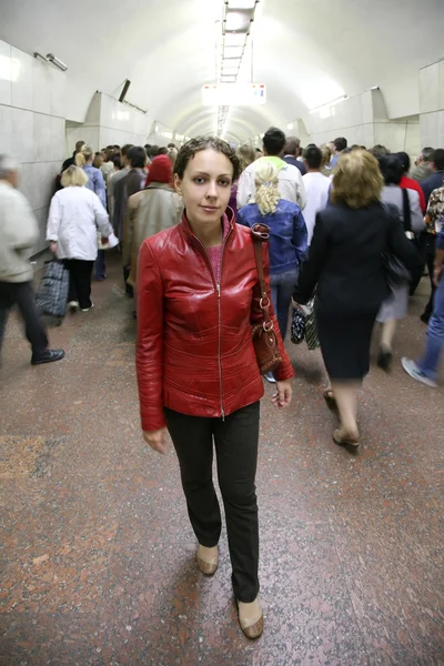 Stående ung kvinna i metro — Stockfoto