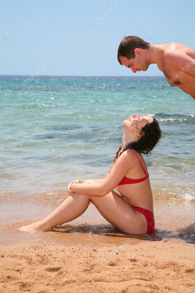 На пляже с похотливой сучкой