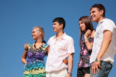 gökyüzü arka plan üzerinde iki çiftler