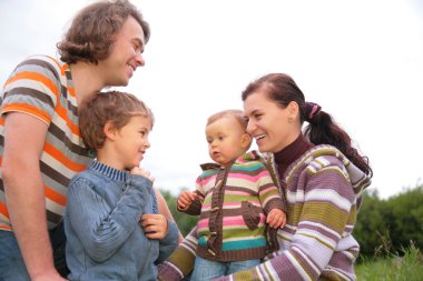 doğa üzerinde aile portresi