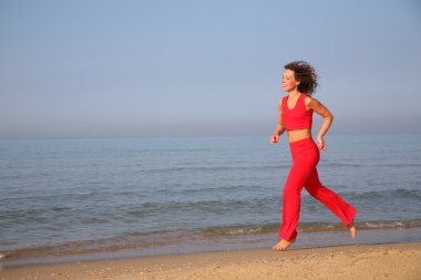 Sahilde kadın fitness