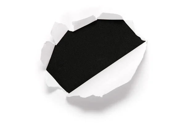 List papíru s dírou na černém pozadí — Stock fotografie