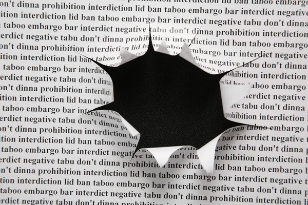 Foglio di carta con testo di stampa e foro di taglio su sfondo nero — Foto Stock