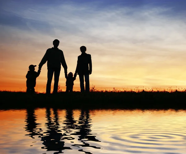 Семья из четырех человек на небе — стоковое фото