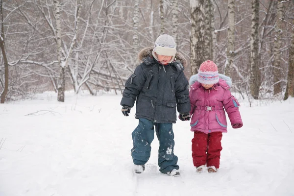 Двое детей ходят по снегу — стоковое фото