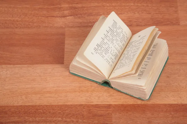 Άνοιξε βιβλίο στο ξύλινο πάτωμα — Φωτογραφία Αρχείου