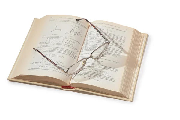 Óculos na abertura do livro didático — Fotografia de Stock