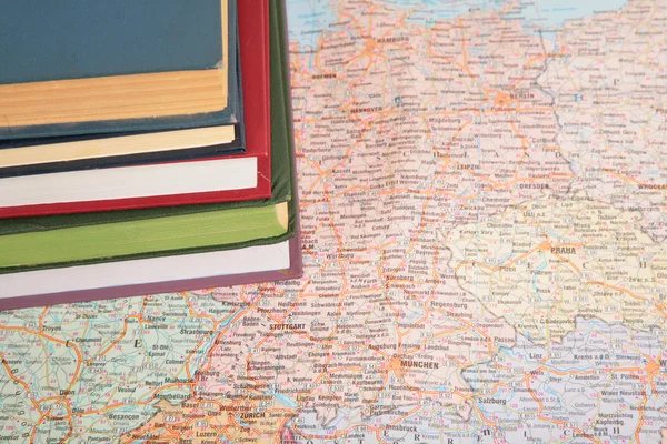 Mucchio di libri sulla mappa di Europa — Foto Stock