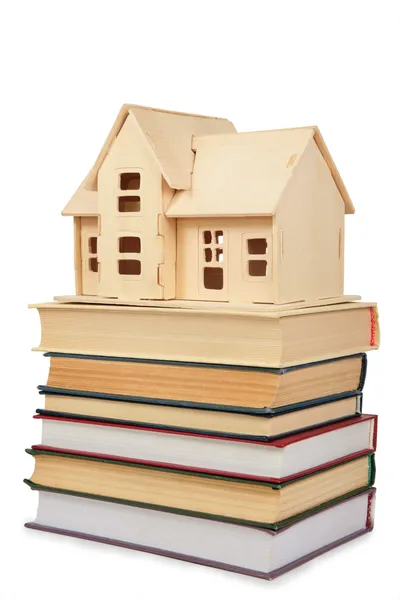 Modelo de casa en libros —  Fotos de Stock