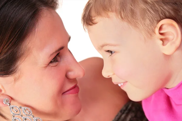 Mother and child look at each other — Stock Photo, Image