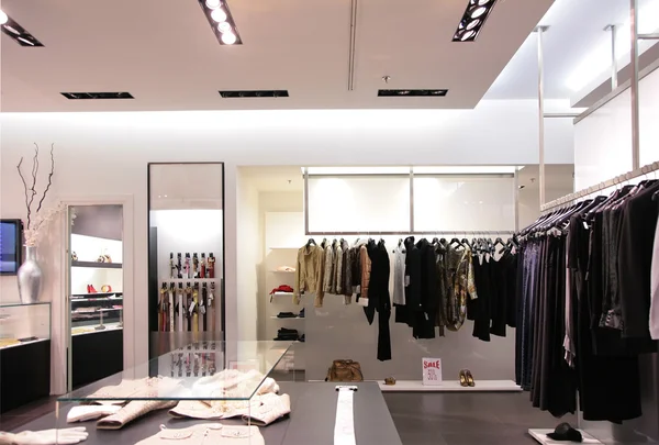 Cintos e roupas superiores na loja — Fotografia de Stock