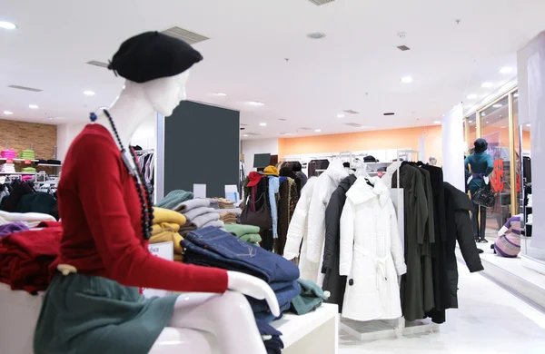Mannequin en bovenste kleren in winkel — Stockfoto