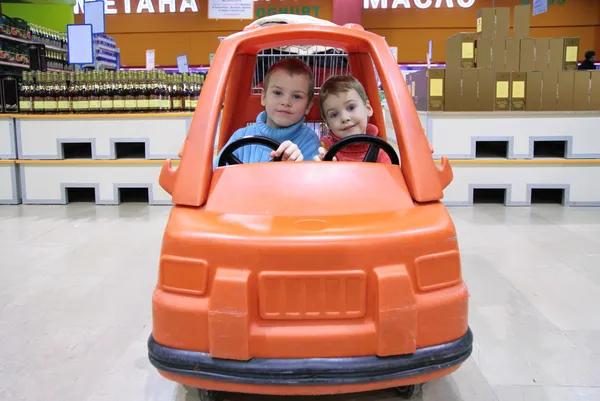 Дети в игрушечном автомобиле в супермаркете 2 — стоковое фото