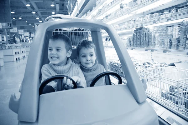 Enfants dans l'automobile jouet au supermarché — Photo