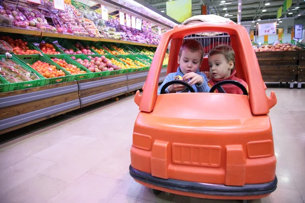 Παιδιά παιχνίδι αυτοκίνητο σε κατάστημα — Φωτογραφία Αρχείου