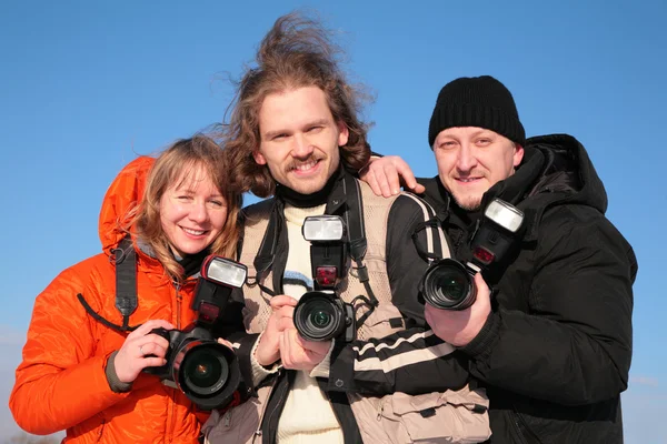 Три фотографи проти блакитного неба 2 — стокове фото
