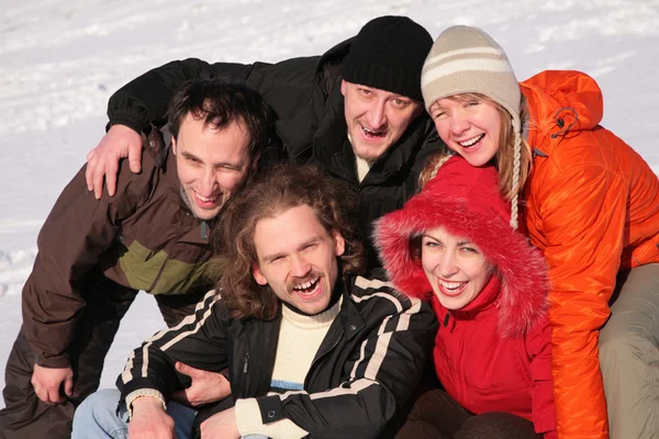 Vänner på vintern snö — Stockfoto