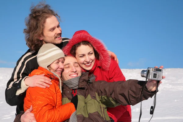 Группа друзей фотографирует себя зимой — стоковое фото