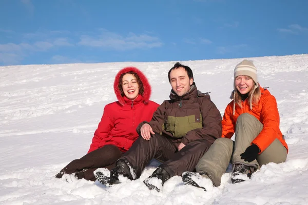 Drei Freunde sitzen auf Schnee am Hang — Stockfoto