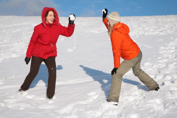 Due giovani donne giocano a palle di neve — Foto Stock