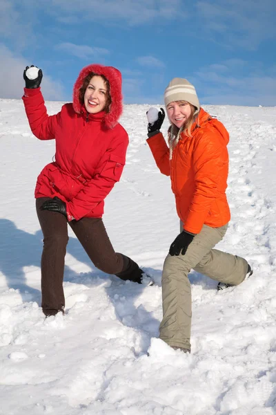 Dos niñas lanzar bolas de nieve — Foto de Stock