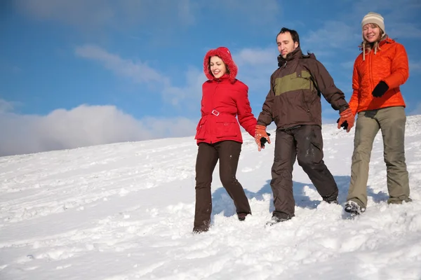 Tři přátelé chodí na sněhu na kopci 2 — Stock fotografie